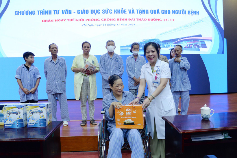 Tiến sỹ, bác sỹ Phạm Thúy Hường – Phó Giám đốc Bệnh viện Nội tiết Trung ương trao quả cho người bệnh. (Ảnh: BVNTTƯ)