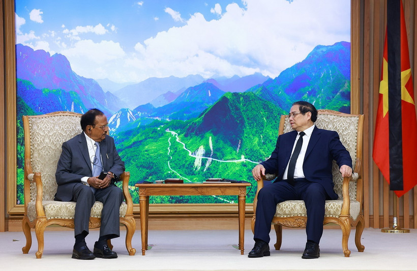 Thủ tướng Phạm Minh Chính tiếp Cố vấn An ninh Quốc gia Ấn Độ Ajit Doval nhân chuyến sang Việt Nam dự lễ tang Tổng Bí thư Nguyễn Phú Trọng. (Ảnh: Dương Giang/TTXVN)