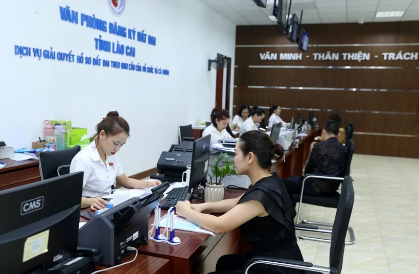 Người dân, doanh nghiệp đến bộ phận một cửa Trung tâm dịch vụ hành chính công tỉnh Lào Cai giải quyết thủ tục hành chính. (Ảnh: Quốc Khánh/TTXVN)