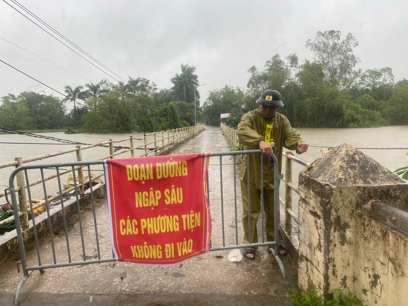 Lực lượng chức năng lập rào chắn và biển cảnh báo người dân không di chuyển qua khu vực nguy hiểm tại thôn Liệp Mai, xã Ngọc Liệp, huyện Quốc Oai. (Ảnh: Vũ Sinh/TTXVN)