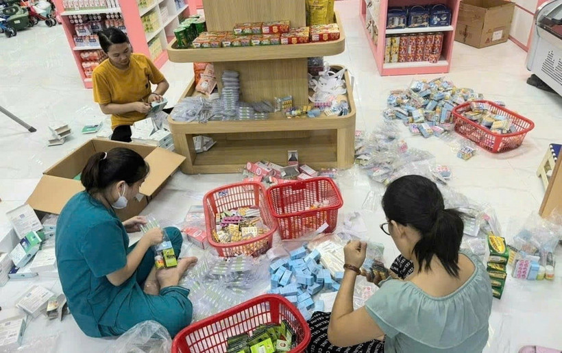 Quầy thuốc Thủy Hà (huyện Thạch Hà) đóng gói 200 túi gồm các loại thuốc thiết yếu gửi ra cho người dân các tỉnh bị ảnh hưởng thiên tai. (Ảnh: TTXVN phát)