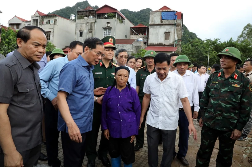 Phó Thủ tướng Bùi Thanh Sơn thăm hỏi, động viên, tặng quà gia đình bà Hoàng Thị Miền, bị ngập hết nhà ở thị trấn Na Sầm, huyện Văn Lãng, tỉnh Lạng Sơn. (Ảnh: Văn Đạt/TTXVN)