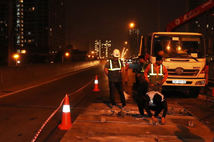 Đơn vị thi công sửa chữa khe co giãn trên đường vành đai 3. (Ảnh: Việt Hùng/Vietnam+)