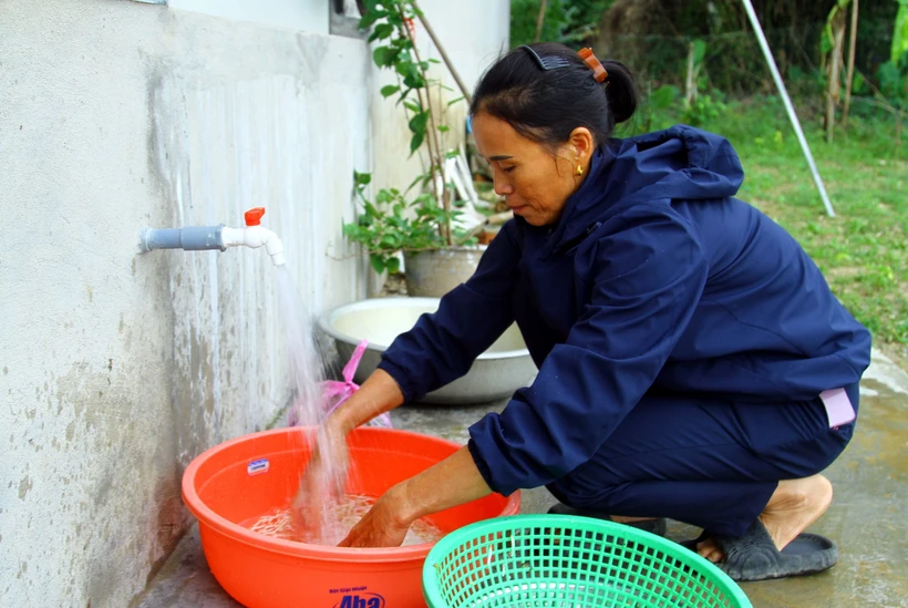 Người dân xã Mỹ Trạch (Bố Trạch, Quảng Bình) vui mừng khi được sử dụng nguồn nước sạch. (Ảnh: Tá Chuyên/TTXVN)