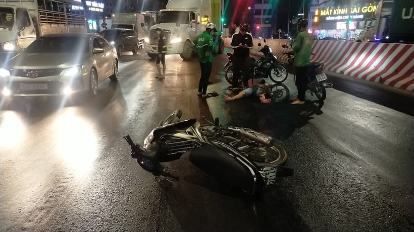 Hàng chục người dân té ngã vì xe chở dầu rò rỉ chảy ra đường. (Ảnh: Huyền Trang/TTXVN) 