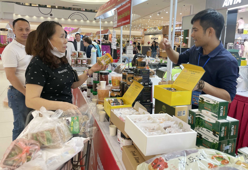 Khách tham quan mua sắm tại hội chợ xúc tiến thương mại nông nghiệp, sản phẩm OCOP Hà Nội 2023. (Ảnh: Trần Việt/TTXVN) 