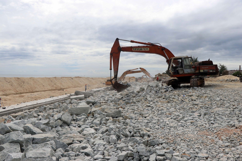 Thi công phần mái kè bờ tại Dự án xử lý sạt lở bờ biển đoạn qua xã Phú Thuận, Phú Hải thuộc huyện Phú Vang (tỉnh Thừa Thiên-Huế). (Ảnh: Đỗ Trưởng/TTXVN) 