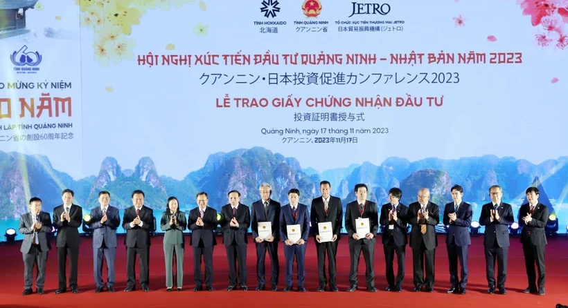 Trao Giấy chứng nhận đầu tư cho các dự án FDI của Nhật Bản. (Ảnh: Văn Đức/TTXVN)