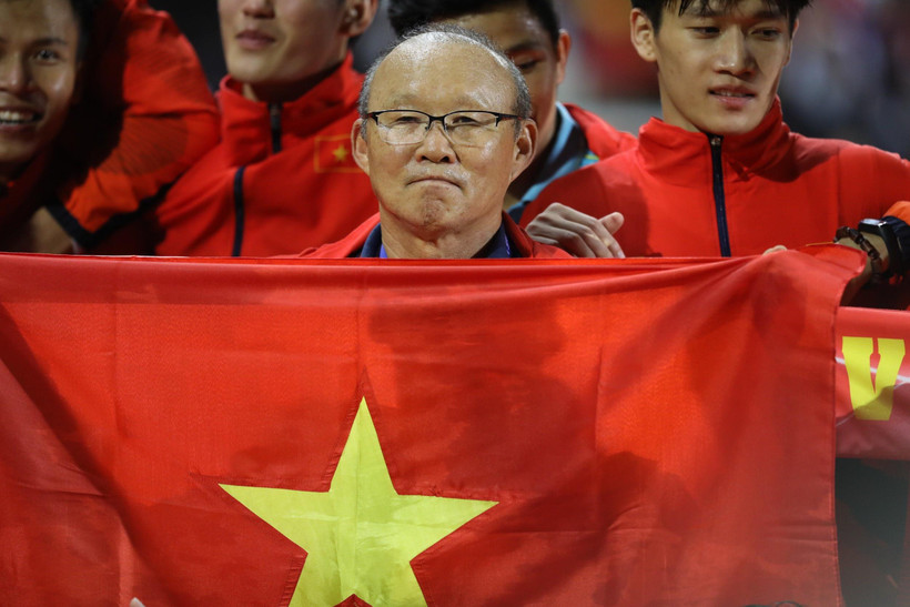 HLV Park Hang Seo với quốc kỳ Việt Nam. (Ảnh: Hoàng Linh/TTXVN)