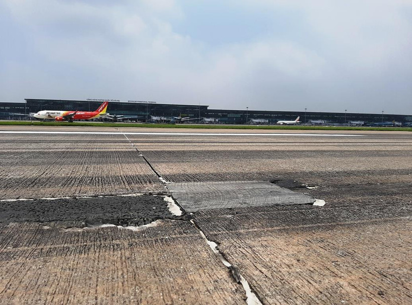 Đường cất hạ cánh sân bay Nội Bài được vá trám tạm thời nhằm đảm bảo khai thác. (Ảnh: Việt Hùng/Vietnam+)