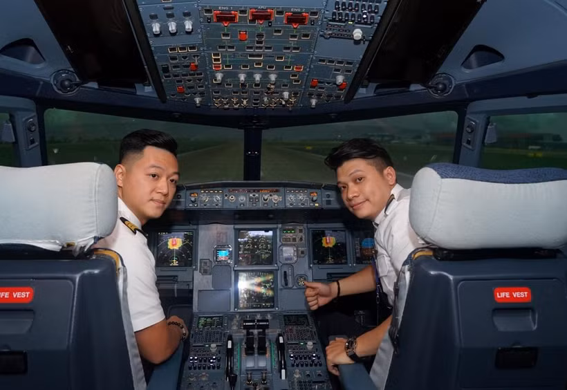 Những phi công trẻ của Vietnam Airlines vẫn miệt mài bay dịp Tết Canh Tý để đưa hành khách về quê sum vầy bên gia đình. (Ảnh: CTV/Vietnam+)