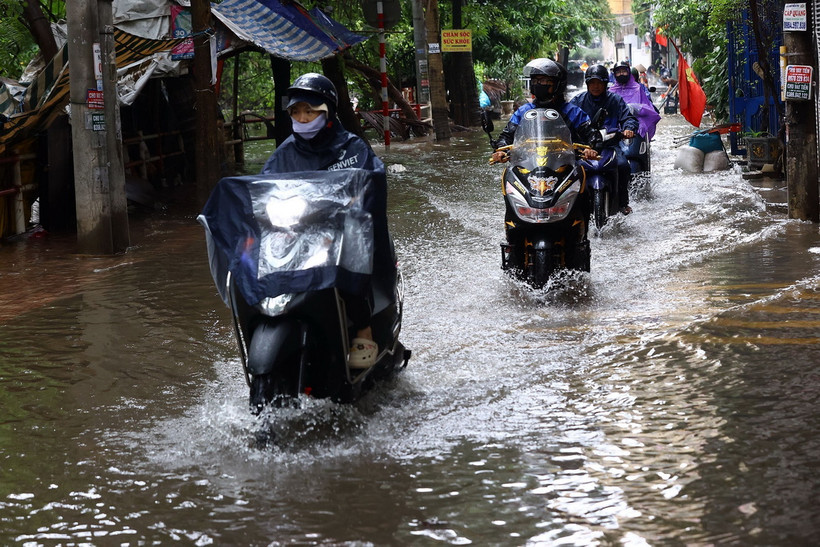 Đoạn ngõ trên phố Cầu Bươu (phường Phúc La), Hà Đông bị ngập. (Ảnh: Huy Hùng/TTXVN)