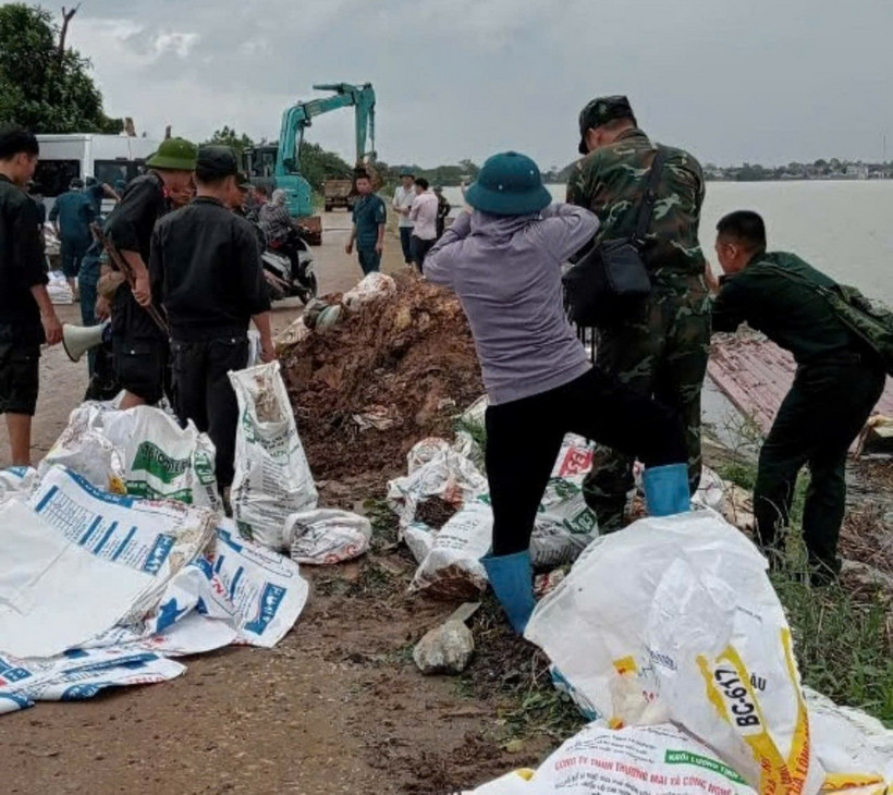 Các lực lượng xã Nam Phuơng Tiến (huyện Chuơng Mỹ) khẩn trương hộ đê khi nước sông Bùi dâng cao. (Ảnh: TTXVN phát)