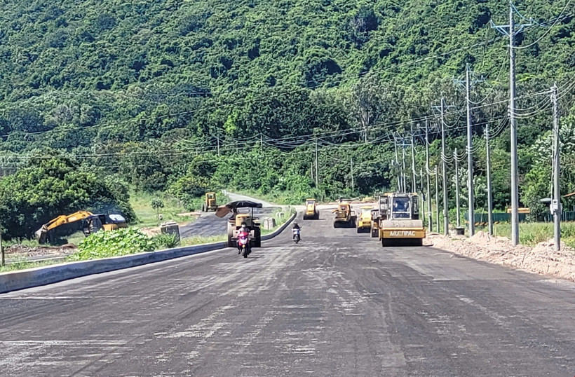 Dự án cải tạo, nâng cấp đường ven núi Minh Đạm, đoạn từ TL44A giáp khu du lịch Thùy Dương đến ngã ba Long Phù (đường ĐT994) vướng quy hoạch đất rừng, vướng bồi thường giải phóng mặt bằng. (Ảnh: Hoàng Nhị/ TTXVN)