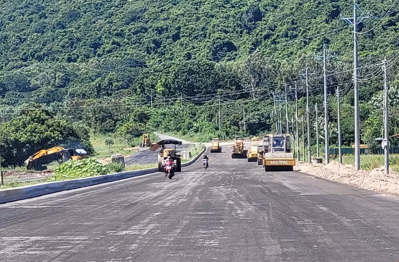 Dự án cải tạo, nâng cấp đường ven núi Minh Đạm, đoạn từ TL44A giáp khu du lịch Thùy Dương đến ngã ba Long Phù (đường ĐT994) vướng quy hoạch đất rừng, vướng bồi thường giải phóng mặt bằng. (Ảnh: Hoàng Nhị/ TTXVN)