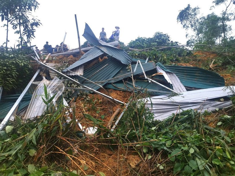 Hiện trường vụ sạt lở nghiêm trọng tại xã Việt Vinh, huyện Bắc Quang (Hà Giang). (Ảnh: TTXVN phát)