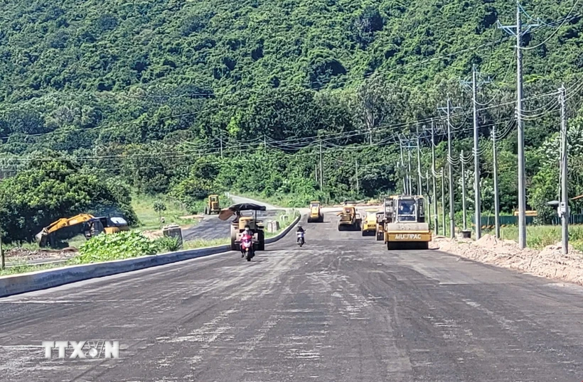 Dự án cải tạo, nâng cấp đường ven núi Minh Đạm, đoạn từ TL44A giáp khu du lịch Thùy Dương đến ngã ba Long Phù (đường ĐT994) (tỉnh Bà Rịa-Vũng Tàu) vướng quy hoạch đất rừng, vướng bồi thường giải phóng mặt bằng. (Ảnh: Hoàng Nhị/ TTXVN)