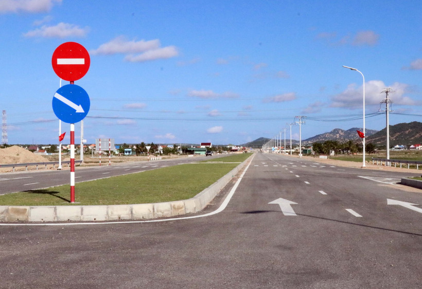 Tuyến đường giao thông Văn Lâm-Sơn Hải khi hoàn thành sẽ tạo điểm nhấn cho phát triển vùng kinh tế trọng điểm phía Nam của huyện Thuận Nam. (Ảnh: Công Thử/TTXVN)