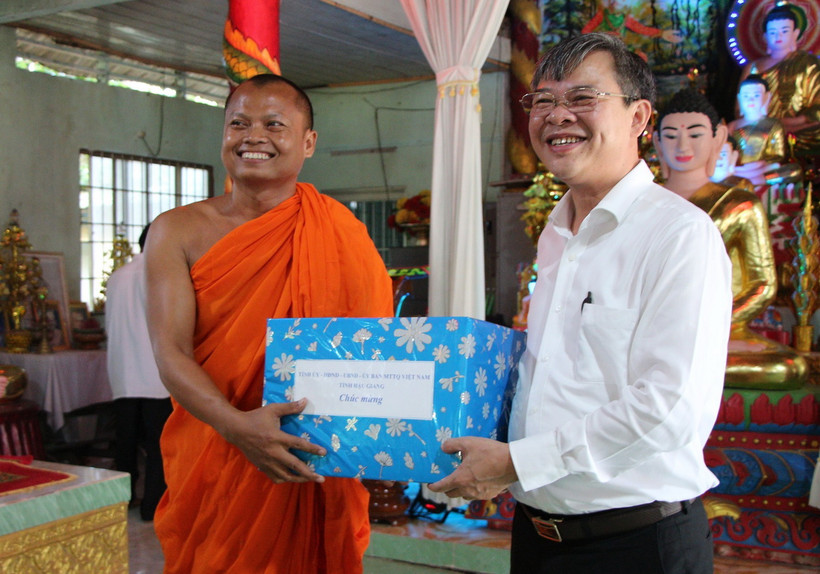 Lãnh đạo tỉnh Hậu Giang tặng quà cho Hội đoàn kết sư sãi yêu nước tỉnh Hậu Giang. (Ảnh: Nguyễn Hằng/TTXVN)