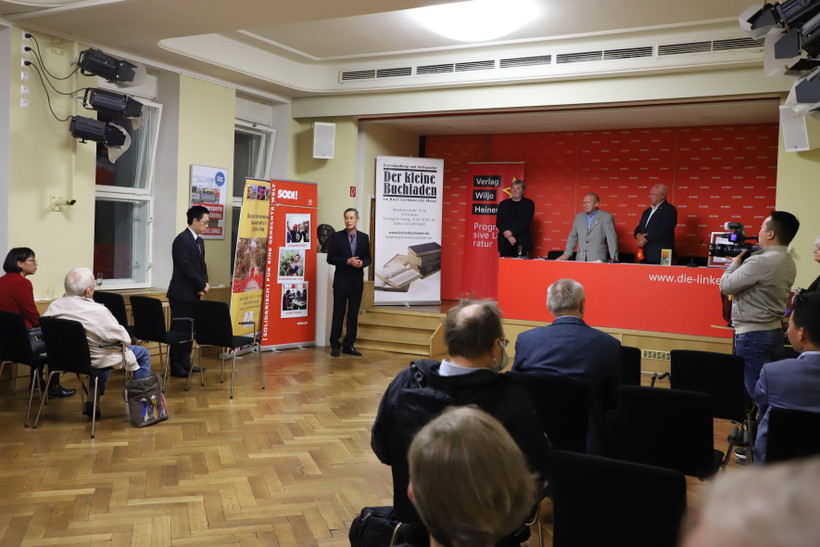 Quang cảnh lễ ra mắt cuốn sách 'Tiểu sử chính trị Hồ Chí Minh' của tác giả Hellmut Kapfenberger tại Berlin. (Ảnh: Mạnh Hùng/TTXVN)