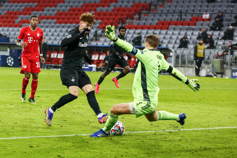Manuel Neuer trở thành nỗi ám ảnh với cầu thủ của Salzburg. (Nguồn FcBayern)