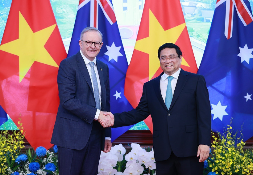 Thủ tướng Phạm Minh Chính và Thủ tướng Australia Anthony Albanese chụp ảnh chung trong buổi hội đàm ngày 4/6/2023. (Ảnh: Dương Giang/TTXVN)