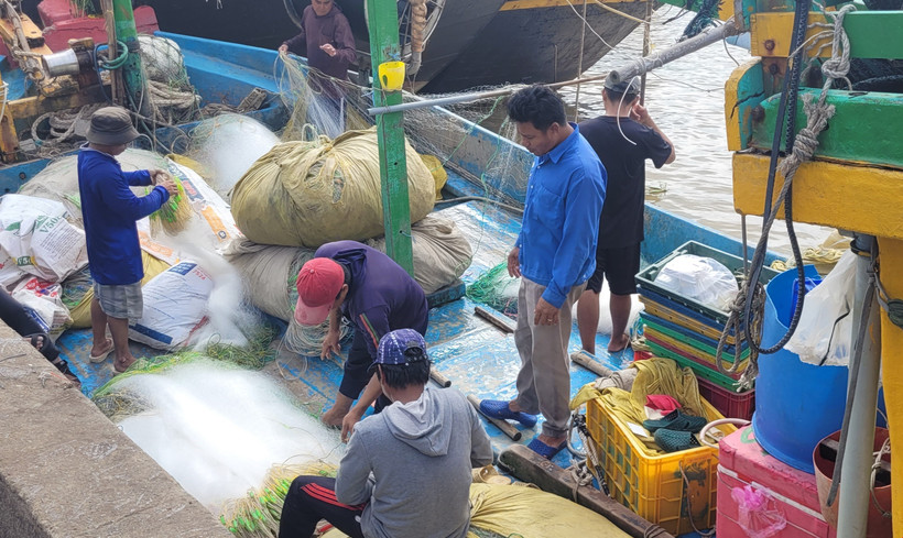 Tàu cá của ngư dân xã Lộc An (Đất Đỏ, Bà Rịa-Vũng Tàu) chuẩn bị ngư lưới cụ để ra khơi đánh bắt chuyến cuối năm. (Ảnh: Hoàng Nhị/TTXVN)