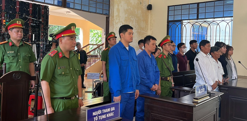 Bị cáo Lê Dương (áo xanh bên trái) và bị cáo Hoàng Văn Tính (áo xanh bên phải) trước tòa. (Ảnh: Sỹ Tuyên/TTXVN)