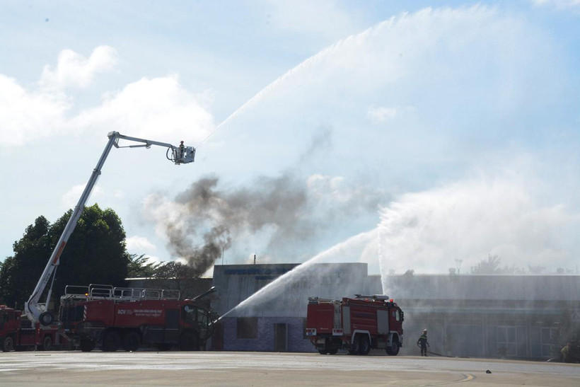 Lực lượng chức năng tham gia diễn tập khẩn nguy cấp quốc gia tại Cảng hàng không Buôn Ma Thuột. (Ảnh: Việt Hùng/Vietnam+)