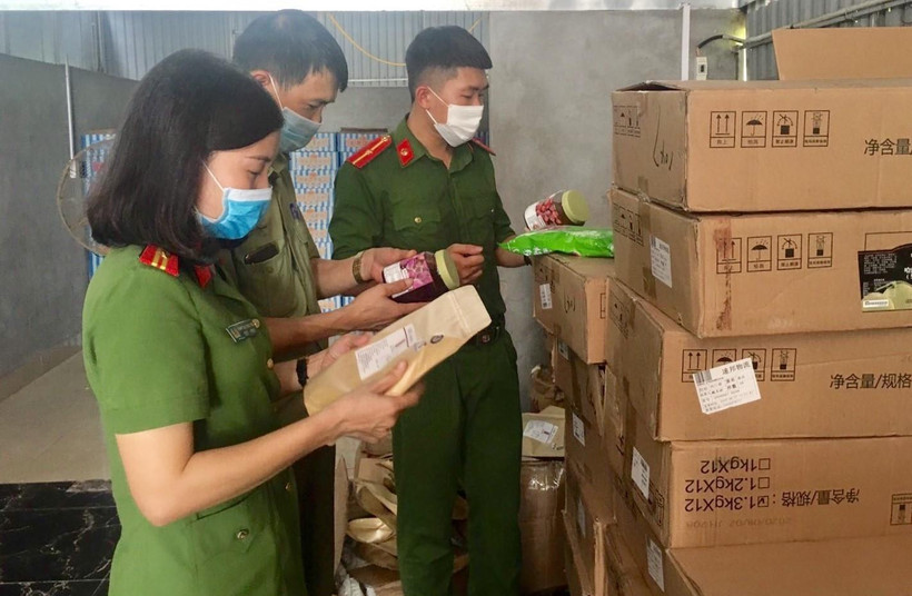 Lực lượng liên ngành Hà Nội kiểm tra kho hàng chứa các nguyên liệu làm trà sữa, siro hoa quả… không rõ xuất xứ. (Ảnh: TTXVN phát)