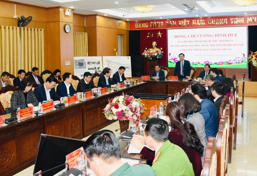  Quang cảnh buổi làm việc của Bí thư Thành ủy Vương Đình Huệ với Quận ủy Hai Bà Trưng. (Ảnh: Văn Điệp/TTXVN)