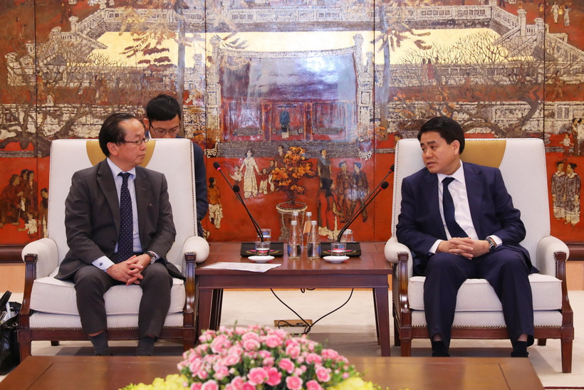 Chủ tịch UBND thành phố Hà Nội Nguyễn Đức Chung tiếp Trưởng đại diện Cơ quan hợp tác quốc tế Nhật Bản (JICA) Việt Nam Tetsuo Konaka. (Ảnh: Lâm Khánh/TTXVN)