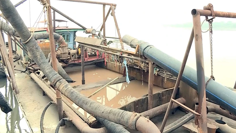 Tàu khai thác cát trái phép trên sông Hồng, địa phận giáp ranh giữa tỉnh Hưng Yên và thành phố Hà Nội. (Ảnh: TTXVN phát)