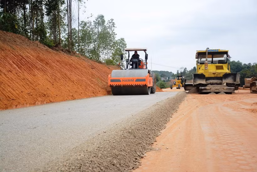 Nhà thầu thi công dự án đường cao tốc Bắc Giang-Lạng Sơn. (Ảnh: Việt Hùng/Vietnam+)