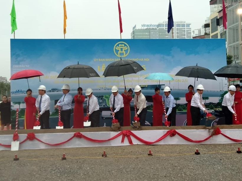 Lễ khởi công dự án xây dựng cầu vượt nút giao đường Hoàng Quốc Việt-Nguyễn Văn Huyên. (Ảnh: Tuyết Mai/TTXVN)