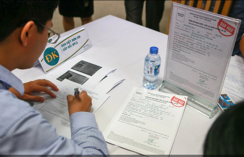 Với việc phân cấp cải cách hành chính, chỉ từ 5 -10 phút, các cá nhân có thể hoàn thiện thủ tục đổi giấy phép lái xe. (Ảnh: PV/Vietnam+) 