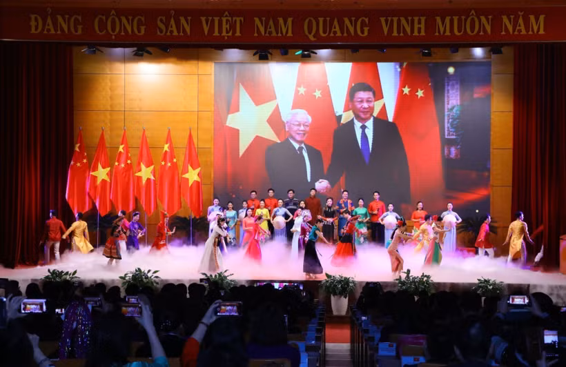Chương trình văn nghệ giao lưu hữu nghị Việt Nam-Trung Quốc. (Ảnh: Văn Điệp/TTXVN) 
