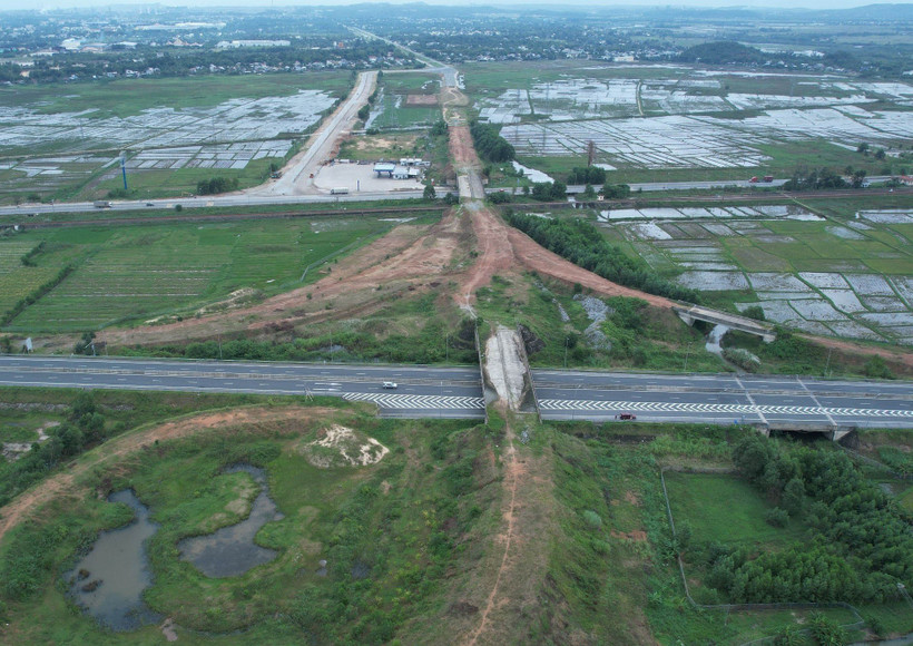 Nút giao Dung Quất-Trì Bình và Cao tốc Đà Nẵng-Quãng Ngãi còn dang dở đã dừng thi công nhiều năm qua. (Ảnh: TTXVN phát) 