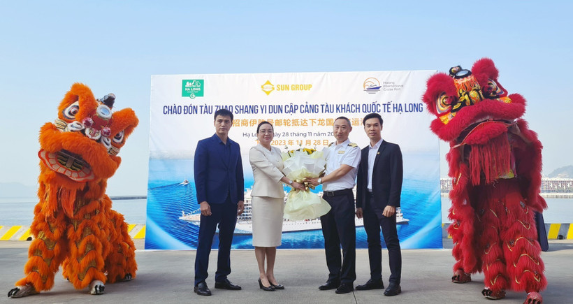 Lãnh đạo Sở Du lịch tỉnh Quảng Ninh chào mừng thủy thủ đoàn tàu Zhao Shang Yi Dun (Trung Quốc). (Ảnh: TTXVN phát) 