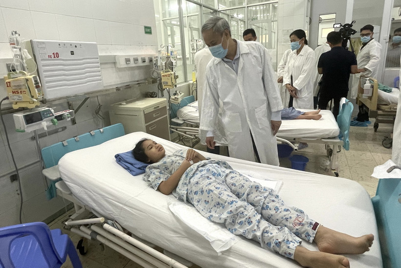 Ông Nguyễn Hùng Long, Phó cục trưởng Cục An toàn thực phẩm thăm hỏi, động viện bệnh nhi đang điều trị tại Bệnh viện đa khoa khu vực Long Khánh liên quan vụ nghi ngộ độc thực phẩm khiến 518 người nhập viện cấp cứu. (Ảnh: Lê Xuân/TTXVN)