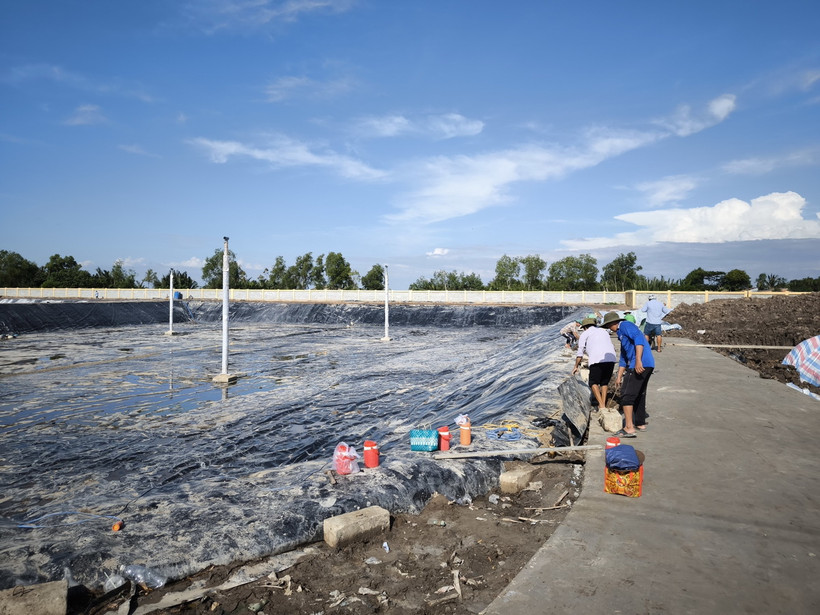 Công nhân thi công hố rác mới tại bãi rác An Hiệp. (Ảnh: Huỳnh Phúc Hậu/TTXVN)