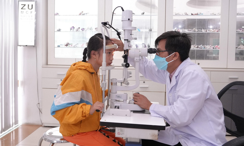 Thăm khám mắt cho bệnh nhi ở Tây Ninh. (Ảnh: Minh Phú/TTXVN)