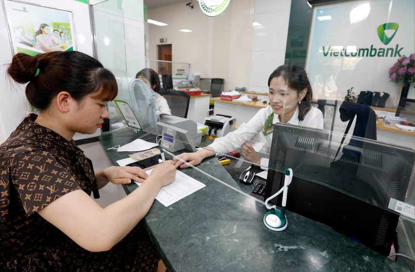 Khách hàng giao dịch tại Vietcombank Hà Nội. (Ảnh: Trần Việt/TTXVN)