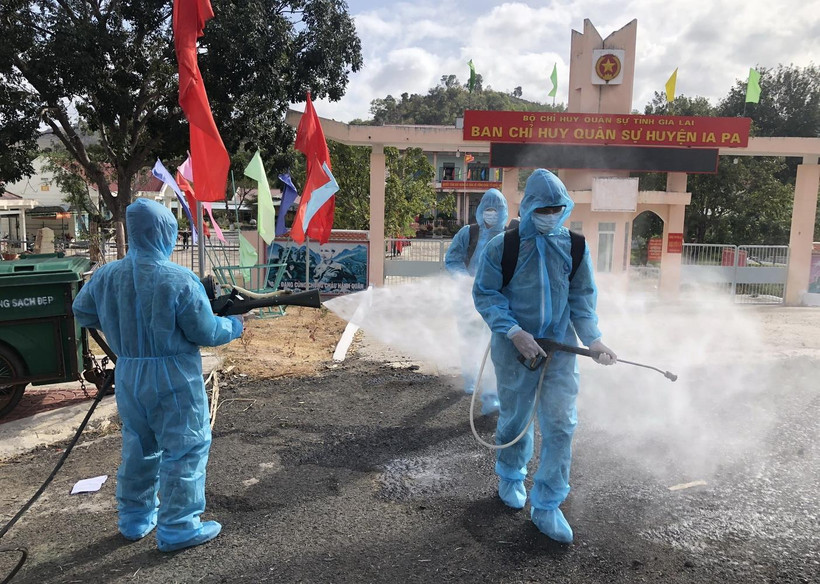 Lực lượng quân đội thuộc Tiểu đoàn Hoá học số 21, Quân đoàn 3 tiến hành phun dung dịch khử khuẩn tại thị xã Ayun Pa và Ia Pa. (Ảnh: Quang Thái/TTXVN)