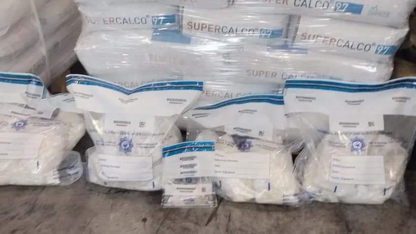 Số ma túy đá trị được phát hiện giấu trong một chiếc bàn bi-a bằng gỗ tại Sân bay quốc tế OR Tambo. (Ảnh: SAPS)