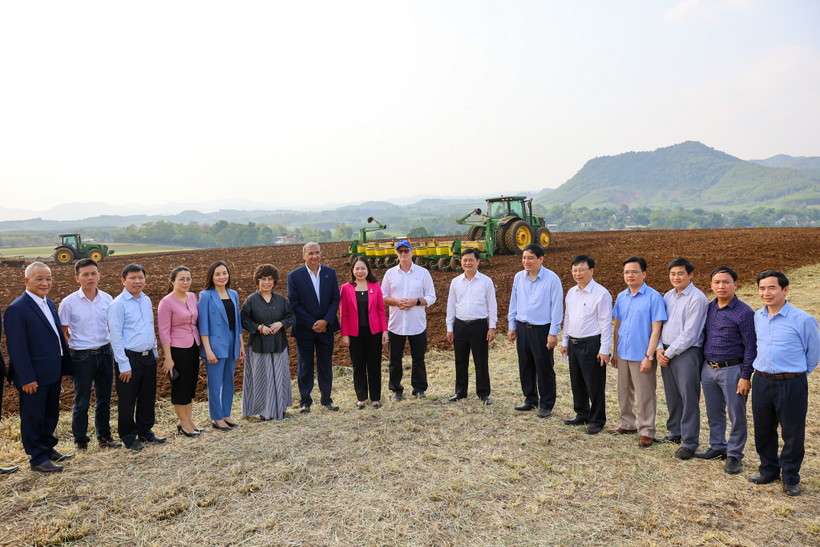 Phó Chủ tịch nước cùng đoàn công tác đi thăm cánh đồng nguyên liệu khổng lồ với cánh tay tưới tự động của TH. (Ảnh: MS/Vietnam+)