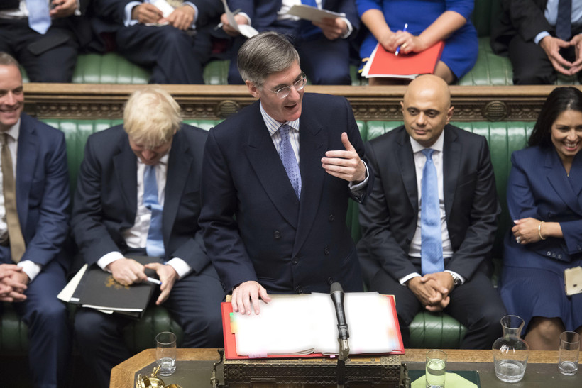 Chủ tịch Hạ viện Anh Jacob Rees-Mogg (giữa, phía trước) phát biểu tại phiên họp của Hạ viện. (Ảnh: AFP/TTXVN)