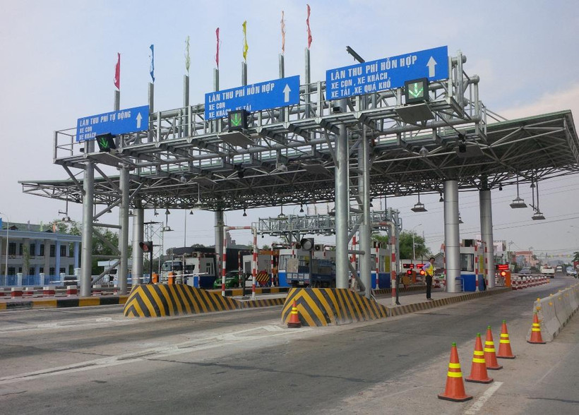 Phương tiện lưu thông qua trạm thu phí BOT. (Ảnh: Việt Hùng/Vietnam+)