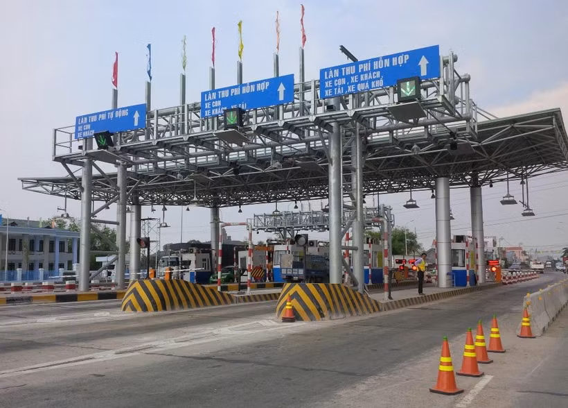 Phương tiện lưu thông qua trạm thu phí BOT. (Ảnh: Việt Hùng/Vietnam+)