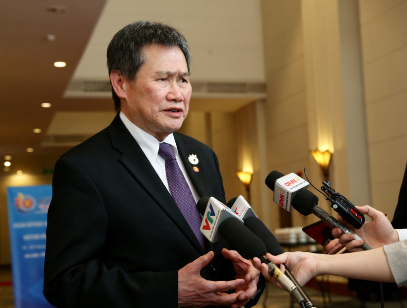 Tổng Thư ký ASEAN Lim Jock Hoi trao đổi với báo chí. (Ảnh: Dương Giang/TTXVN)